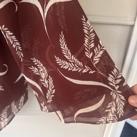 Ann Taylor Maroon and White Leaf Pattern Blouse size S - Picture 3 of 10